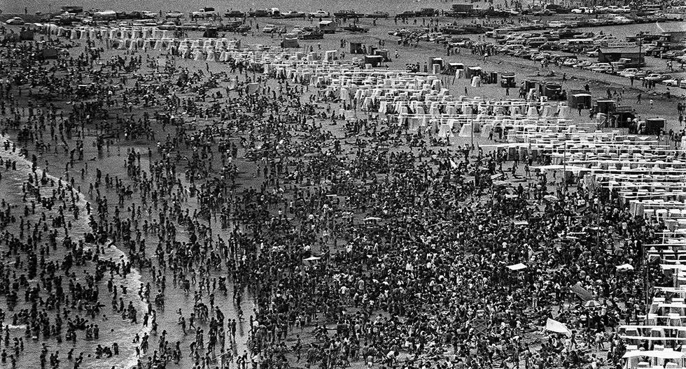 Lima, 13 de enero de 1974. Una impresionante vista panorámica de la playa Agua Dulce en Chorrillos. Eran otros tiempos en que ninguna pandemia nos amenazaba como colectivo.  (Foto: GEC Archivo Histórico)