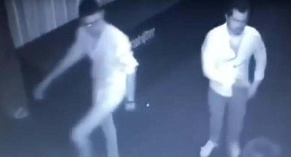 Publican video de una cámara de seguridad que registró el asesinato de un hombre mientras intentaba proteger a una mujer que discutía con otro sujeto en un bar de México. (Foto: Youtube)