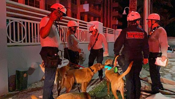 El personal de emergencia trabaja en el lugar en el que un edificio se derrumbó en Miami Beach, Florida, EE. UU. (Foto: Miami-Dade Fire Rescue/ Reuters)