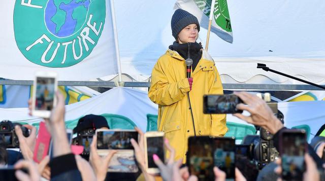 La activista medioambiental sueca Greta Thunberg lidera la manifestación convocada como cada viernes por el movimiento juvenil Fridays For Future (FFF), en la Plaza de Castello de Turín (Italia). (Foto: EFE).