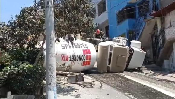 Vehículo se volcó cuando dejaba concreto en una vivienda en VMT. (Foto: RPP)