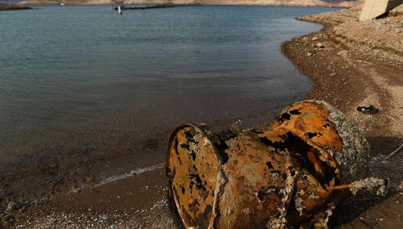 Un barril oxidado ubicado cerca del lugar donde fueron hallados los primeros restos humanos en el lago Mead. (GETTY IMAGES).