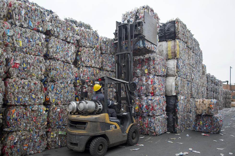Un camión-descarga-pacas-de-botellas-plásticas-reciclables-transportadas-desde-la-Asociación-de-Recicladores-Sumaq-Pacha-en-Arequipa,-en-el-almacén-de-Industrias-San-Miguel-en-Lima,-el-17-de-Agosto-de-2018.