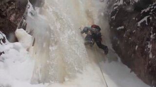 La impactante escalada de un alpinista sobre una cascada congelada de 330 metros de altura