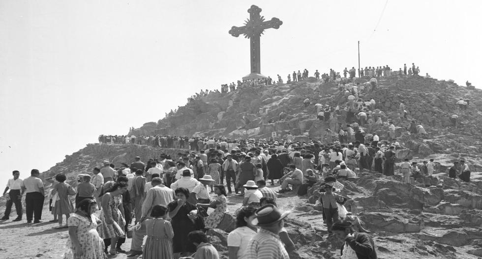 Así era el peregrinaje en el Cerro San Cristóbal en la década del 60. (Foto: Archivo Histórico El Comercio)