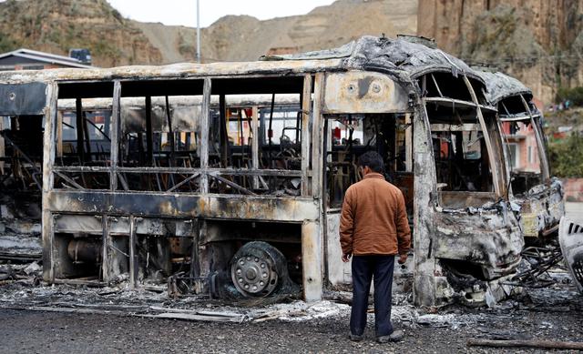 Al menos 33 buses PumaKatari fueron quemados por una turba en la noche tras la renuncia de Evo Morales a la presidencia de Bolivia. (Reuters)..