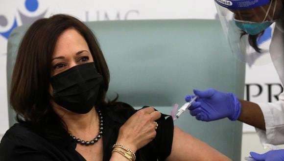 "Quiero animar a todo el mundo a ponerse la vacuna, es relativamente indoloro, es realmente rápido, es seguro", dijo Kamala Harris. (Foto: Reuters)