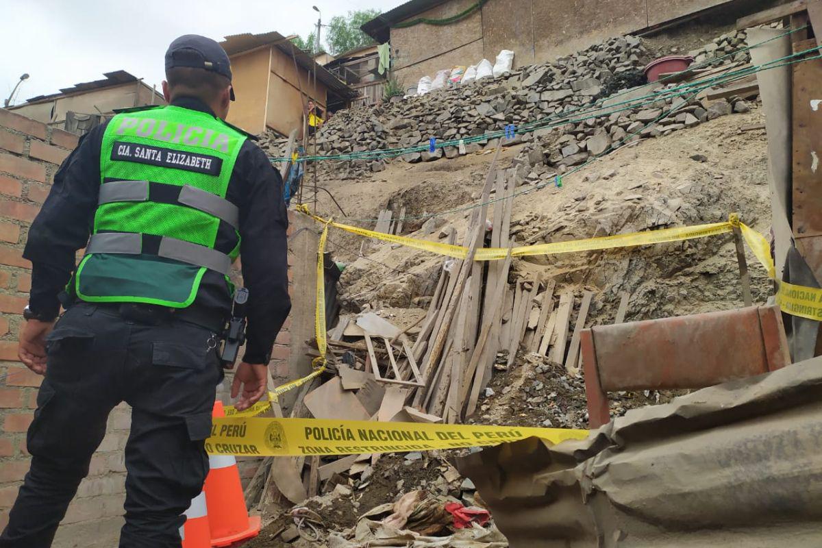 Policías y peritos de Criminalística llegaron al inmueble y cercaron el lugar para iniciar las investigaciones. (PNP)