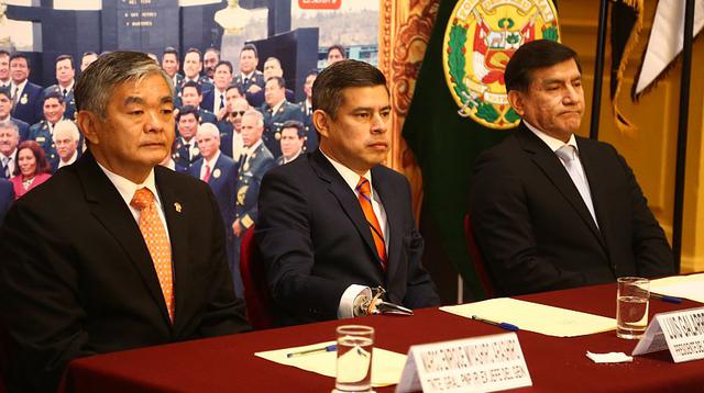 Luis Galarreta firmó la ley aprobada por el Congreso que declara Héroes de la Democracia a los integrantes del GEIN. Esto en medio de una muestra a cargo de la Dircote para conmemorar los 25 años de la captura de Abimael Guzmán. (Congreso de la República)