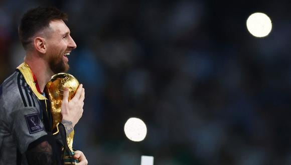 Lionel Messi y su manto mientras abraza la Copa del Mundo | Foto: REUTERS