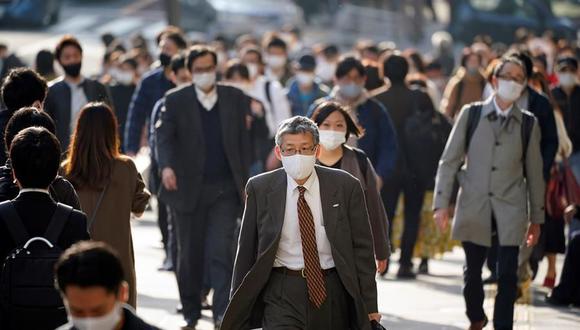 Los peatones caminan por el centro comercial, empresarial y administrativo de Shinjuku, en Tokio, Japón, en medio de la pandemia de coronavirus. (EFE / EPA / FRANCK ROBICHON).