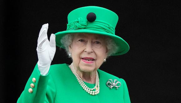 En esta foto de archivo tomada el 5 de junio de 2022, la reina Isabel II de Gran Bretaña sonríe a la multitud desde el balcón del Palacio de Buckingham. (FRANK AUGSTEIN / POOL / AFP).
