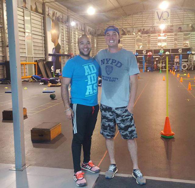 Forsyth y Navarro posan juntos en el gimnasio del exarquero ubicado en el Jockey Club. (Foto: Facebook)