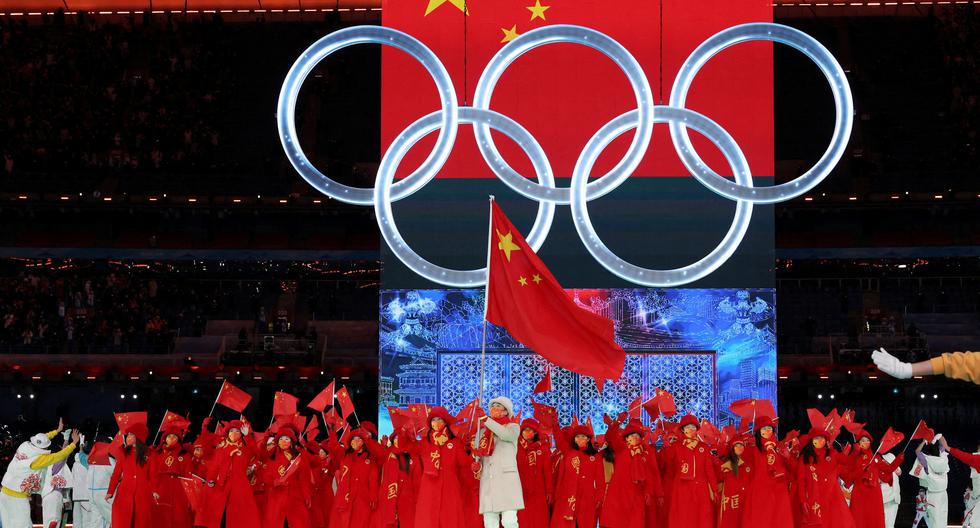 La bandera china lidera la ceremonia de inauguración de los Juegos Olímpicos de Beijing, el viernes 4 de febrero del 2022. REUTERS