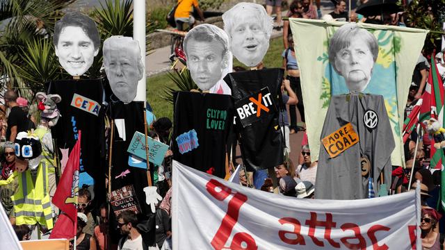 Miles de personas participaron este sábado en una marcha organizada por distintos colectivos sociales contra la cumbre del G7 de Biarritz (Francia), que cruzó la frontera hispano-francesa en un ambiente pacífico y festivo. (EFE).