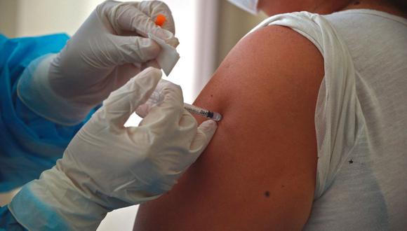 Una mujer es inoculada con la vacuna Pfizer contra el coronavirus COVID-19 en el Hospital Pablo Arturo Suárez de Quito, Ecuador, el 21 de enero de 2021. (RODRIGO BUENDIA / AFP).