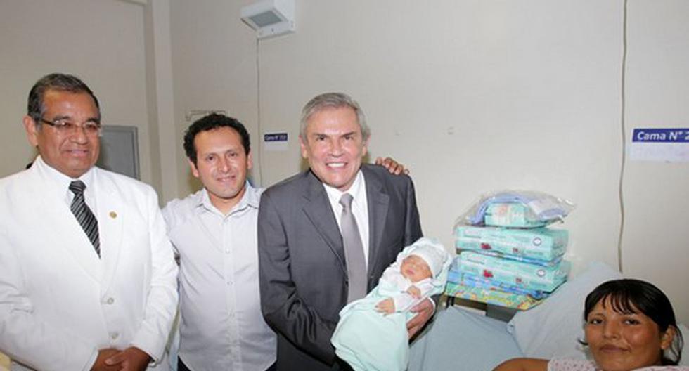 Luis Castañeda visitó al bebé en la Maternidad de Lima. (Foto: Andina)