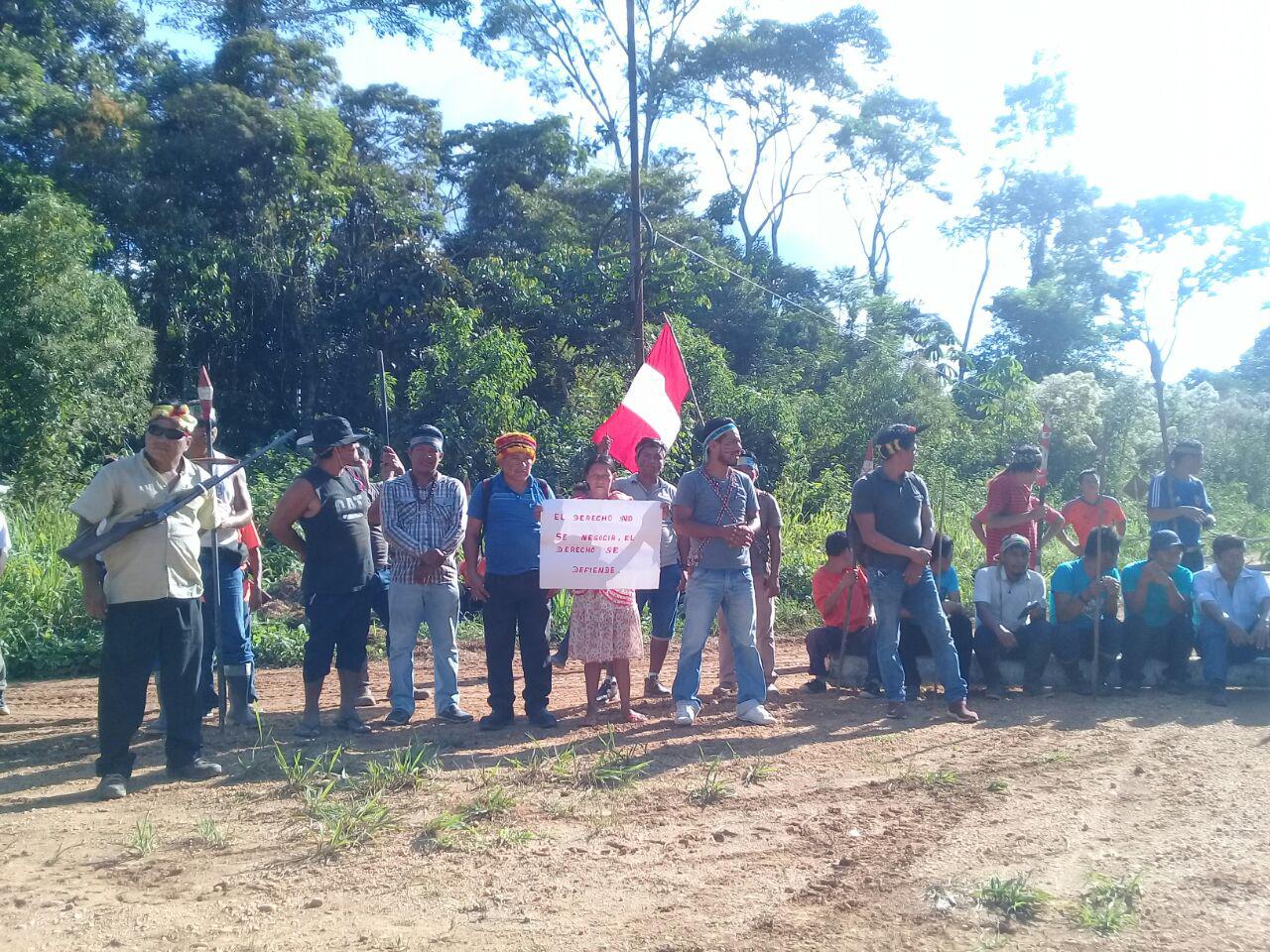 La comunidad de Los Jardines mantiene su medida de protesta.