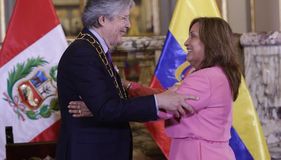 La presidenta Dina Boluarte condecoró a su homólogo de Ecuador, Guillermo Lasso, en una ceremonia que se llevó a cabo en Palacio de Gobierno. (Foto: Presidencia)