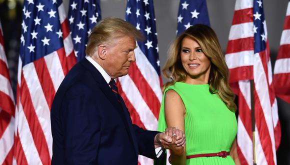 El presidente de los Estados Unidos, Donald Trump llega con su esposa, la primera dama Melania Trump, para pronunciar su discurso de aceptación de la nominación del Partido Republicano el 27 de agosto de 2020. (Foto de Brendan Smialowski / AFP).