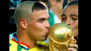 Los inolvidables besos en la historia del fútbol mundial