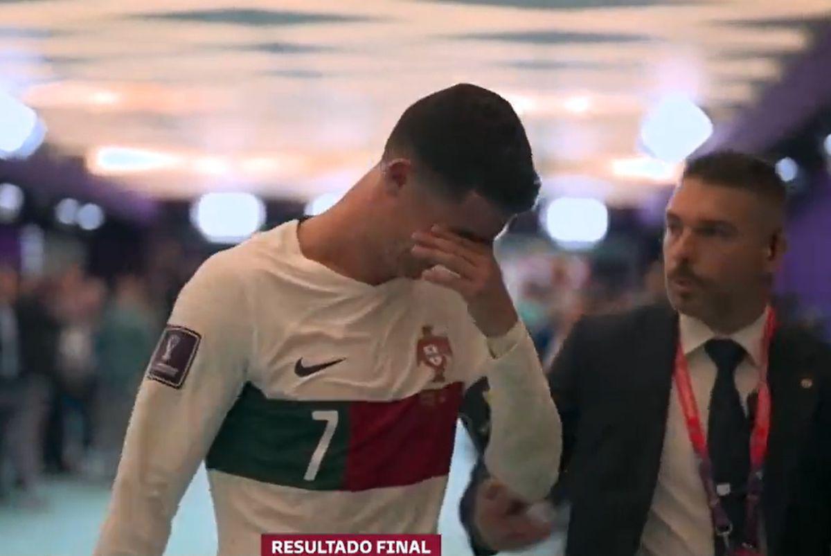 El llanto de Cristiano Ronaldo en la salida del campo. El luso jugó su quinto mundial y se despidió en cuartos. 
(Captura de pantalla DirecTV)
