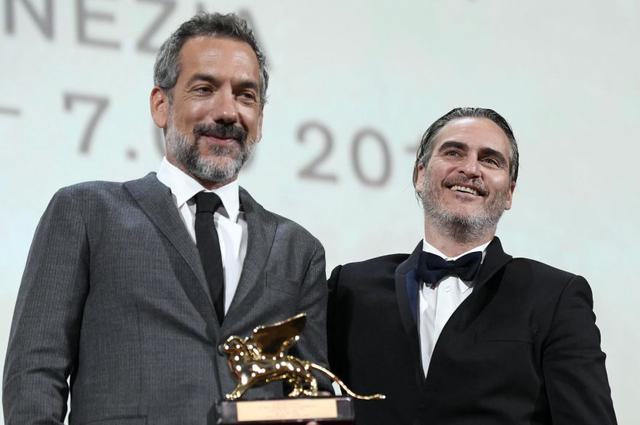 El director Todd Phillips posa con el premio León de Oro por su película 'Joker'. A su lado, el actor estadounidense Joaquin Phoenix. (Foto: Agencia)