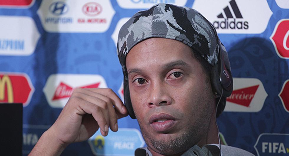Divertido momento protagonizado por Ronaldinho a su llegada al aeropuerto de Barcelona. El taxista casi se va sin él y al brasileño solo le quedó reír. (Foto: Getty Images)