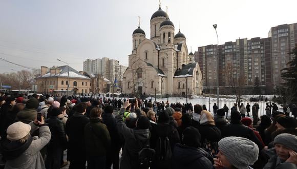 La gente llega a la Iglesia del Icono de la Madre de Dios, antes del próximo funeral del difunto líder de la oposición rusa Alexei Navalny, en Moscú, Rusia, el 01 de marzo de 2024. EFE/EPA/SERGEI ILNITSKY