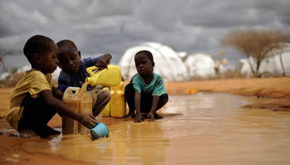 Ni&ntilde;os buscan agua en el campo de refugiados de Dadaab (Kenia), el m&aacute;s grande del mundo. Los 10 pa&iacute;ses con el mayor &iacute;ndice de extrema pobreza son del &Aacute;frica subsahariana. (Foto: AFP)