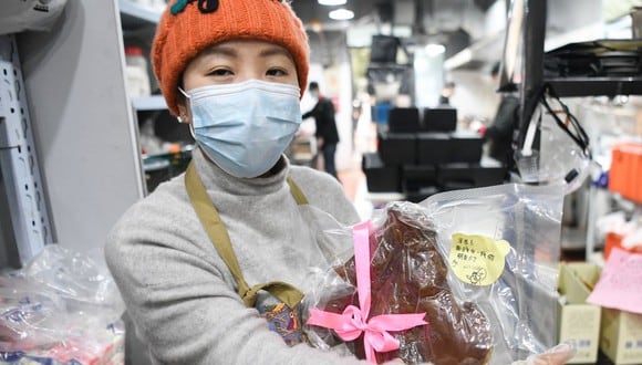 Liu es la voluntaria que trabaja a diario con kilos de carne en Wuhan, en el centro de China, para dar comida gratuita a trabajadores médicos que luchan contra el coronavirus. (Foto: Xinhua)