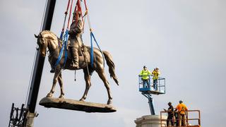 Retiran el emblemático monumento del general Robert E. Lee, símbolo del pasado esclavista de EE.UU.