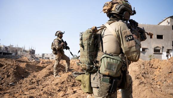 Soldados israelíes operando en la Franja de Gaza en medio de continuas batallas entre Israel y el grupo militante palestino Hamás, el 12 de enero de 2024. (Foto del Ejército israelí / AFP)