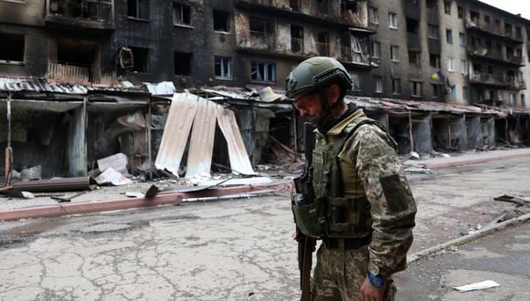 Un militar ucraniano pasa por edificios destruidos en la ciudad ucraniana de Siversk, región de Donetsk, el 22 de julio de 2022. (Foto: Anatolii Stepanov / AFP)