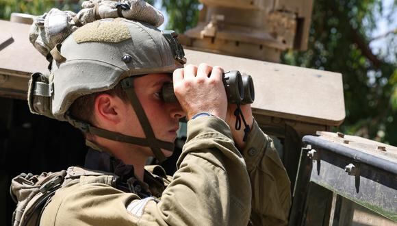 Un soldado israelí usa binoculares durante una patrulla en la ciudad de Ghajar en los Altos del Golán. (Foto por jalaa marey / AFP)