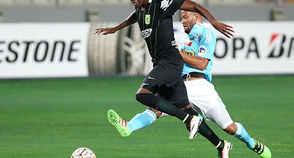 Sporting Cristal no le va bien ante Atlético Nacional y ello se desencadenó por el cobro de penal contra Alberto Rodríguez ¿Fue penal o no? (Foto: EFE)