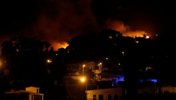 Las llamas, que se iniciaron cerca de la medianoche en la zona de Peninha, se han descontrolado durante la madrugada impulsadas por el fuerte viento en la zona. | Foto: Reuters