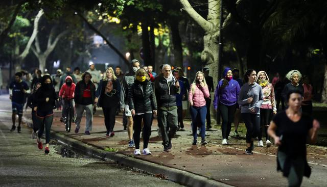 La gente trota en un parque después de que la ciudad de Buenos Aires (Argentina) aliviara sus restricciones de encierro por el coronavirus. (REUTERS/Agustin Marcarian).