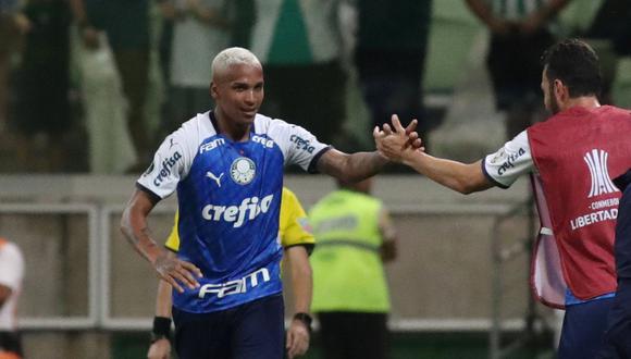 El habilidoso atacante de Palmeiras dejó mal parado a Christian Ramos y David Villalba con dos recortes sucesivos y castigó al arquero de Melgar con un potente disparo. (Foto: EFE)