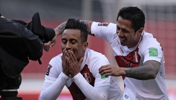 Gianluca Lapadula y Christian Cueva fueron los protagonistas del primer gol de Perú ante Ecuador en Quito por las Eliminatorias Qatar 2022. (Foto: AFP)