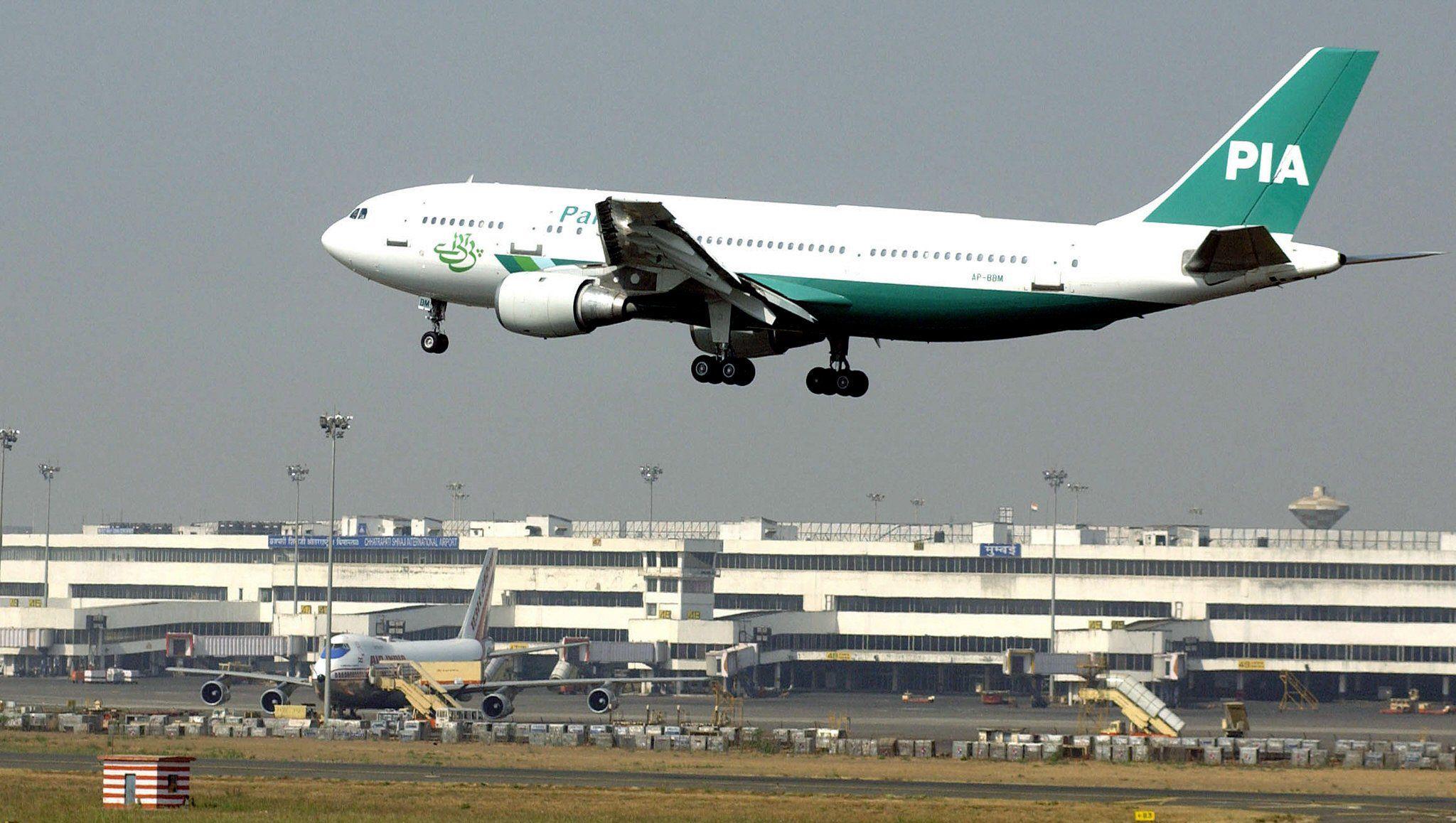 Pasajera de Pakistan International Airlines (PIA) abre la puerta de emergencia del avión pensando que era la del baño y retrasa el vuelo 7 horas. (Foto referencial, AFP).