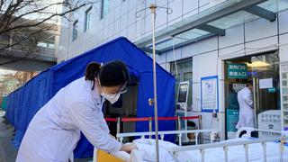 Tensionado sistema sanitario chino se prepara para pico de infecciones por COVID-19