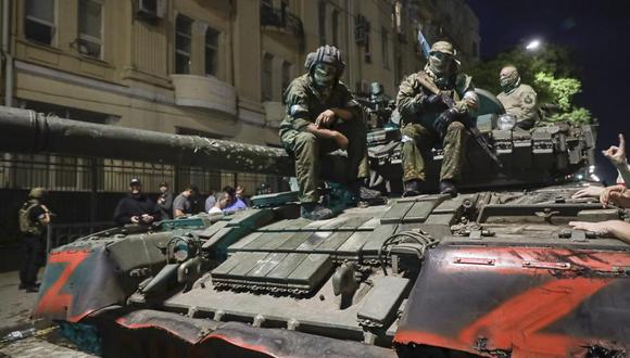 Los miembros de la compañía militar Wagner Group cargan su tanque en un camión en una calle de Rostov-on-Don, Rusia, el sábado 24 de junio de 2023. (Foto AP)