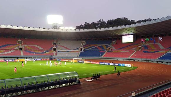 Corea del Norte y Corea del Sur jugaron sin público en el estadio de Pyongyang. (Foto: AFP)