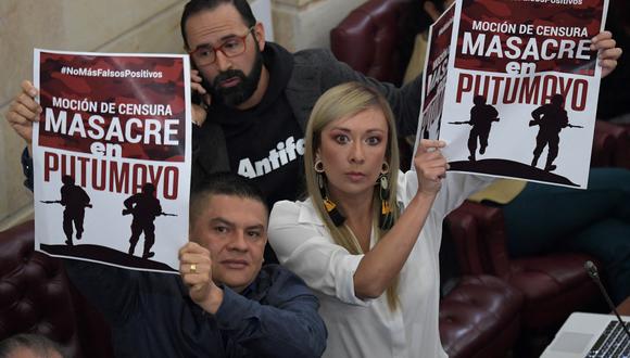 Congresistas sostienen pancartas contra la "Masacre de Putumayo", mientras el ministro de Defensa de Colombia, Diego Molano, enfrenta una moción de censura en el Congreso por una incursión militar en Puerto Leguízamo. (Foto referencial de Raúl ARBOLEDA / AFP)