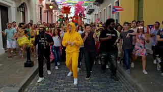 Bad Bunny y Jimmy Fallon alborotaron las calles de Puerto Rico al ritmo de "Mía"