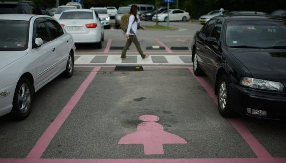 Crean estacionamientos más grandes para mujeres en China