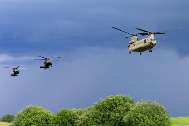 Helicópteros estadounidenses CH-47 Chinook y Black Hawk. (Reuters).