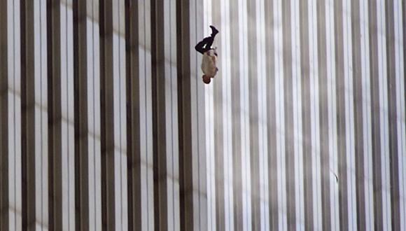 El 11 de septiembre de 2001, Richard Drew fotografió a un hombre cayendo de una de las Torres Gemelas, luego del atentado terrorista. Esta foto recorrió el mundo entero. (Foto: Richard Drew)