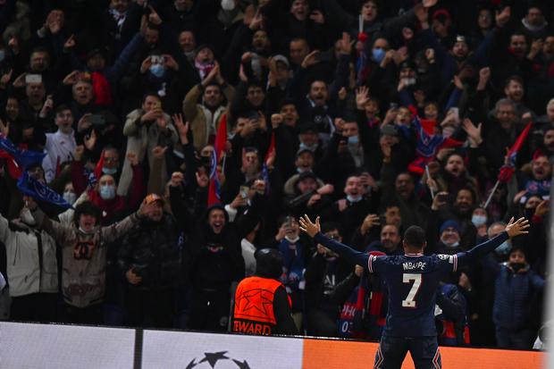 Kylian Mbappé y una celebración especial con la afición parisina | Foto: @PSG_espanol